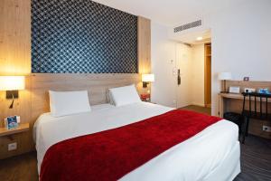 ヴァンヌにあるキリアド ヴァンヌ ソントレ ヴィーレのベッドルーム1室(赤毛布付きの大型ベッド1台付)