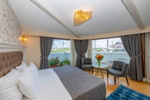 Habitación de hotel con cama y ventana grande en Arden City Hotel-Special Category, en Estambul