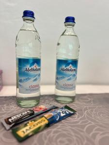 duas garrafas de água e um pacote de pasta de dentes em Helle FeWo am Waldrand - mit Pool und Sauna em Freyung
