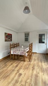a dining room with a table and chairs at Stylish 4beds house with parking for contractors & families, HS2 NEC in Marston Green