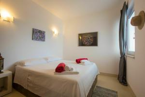 カロヴィーニョにあるVilla Butterfly by Raro Villasのベッドルーム1室(ベッド1台、帽子2つ付)