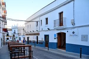 Imagen de la galería de Hostal La Fonda, en Conil de la Frontera