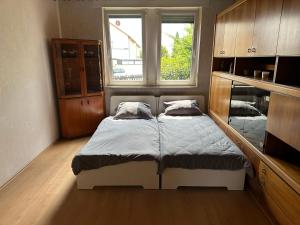 Habitación pequeña con cama y ventana en Ferienwohnung Darwin, en Ludwigshafen am Rhein