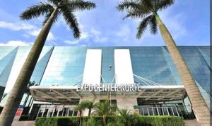 a building with palm trees in front of it at Studio em São Paulo - Expo Center , Anhembi, Tietê in Sao Paulo