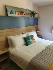 Un pat sau paturi într-o cameră la 24 Chestnut Grove Caravan