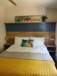 Humberstonにある24 Chestnut Grove Caravanのベッドルーム1室(大型ベッド1台、木製ヘッドボード付)