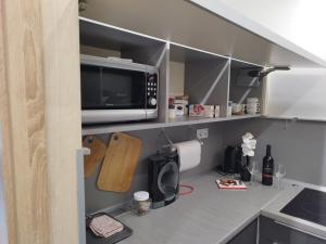 cocina con microondas y cafetera en Przytulny Apartament w ścisłym Centrum, en Varsovia