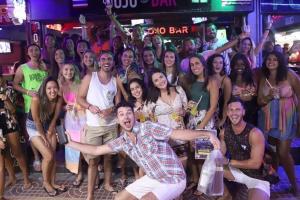 Un gruppo di persone che posano per una foto a una festa di Bodega Koh Phi Phi a Phi Phi Don