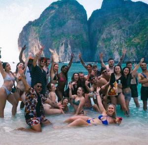 un gruppo di persone in acqua sulla spiaggia di Bodega Koh Phi Phi a Phi Phi Don