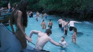 un gruppo di persone in piedi nell'acqua di Bodega Koh Phi Phi a Phi Phi Don