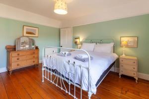 Postel nebo postele na pokoji v ubytování Small Seaview Villa - Norfolk Cottage Agency