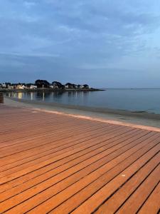 ein Holzsteg am Ufer eines Strandes in der Unterkunft Une pause à Bénodet in Bénodet + 10 Fotos