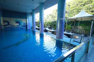 - une piscine d'eau bleue dans un complexe dans l'établissement Saj Luciya -A Classified 4 Star Hotel, à Trivandrum
