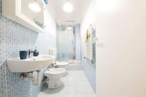 ein Badezimmer mit Waschbecken und Toilette in der Unterkunft Agostino's Apartment in Genua + 12 Fotos