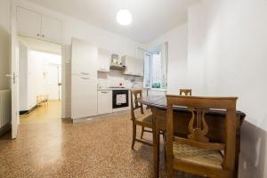 eine Küche und ein Esszimmer mit Tisch und Stühlen in der Unterkunft Agostino's Apartment in Genua