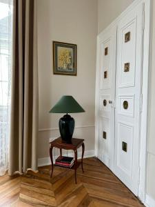lampa siedząca na stole w pokoju w obiekcie Appartement d exception 100m2 avec Parking - Centre historique w mieście Chambéry