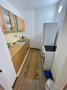 Elle comprend une petite cuisine équipée d'un évier et d'un réfrigérateur. dans l'établissement Your home away from home, à Sarajevo