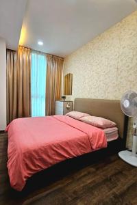 een slaapkamer met een rood bed en een rode deken bij The Cozy Homestay @ Jazz Suite Vivacity Kuching in Kampong Tabuan