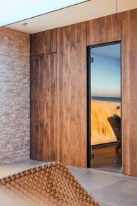 Habitación con puerta y vistas al desierto en B&B Au Porte Bonheur, en Zwalm