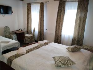 ein Hotelzimmer mit 2 Betten und einem Fenster in der Unterkunft Pokoje Gościnne Kropka in Tarnowitz
