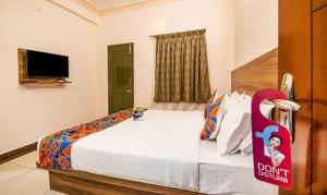 Postel nebo postele na pokoji v ubytování FabHotel Radha Residency