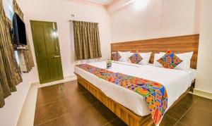Postel nebo postele na pokoji v ubytování FabHotel Radha Residency