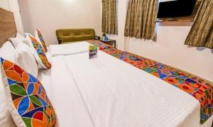 Postel nebo postele na pokoji v ubytování FabHotel Radha Residency