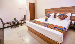 Postel nebo postele na pokoji v ubytování FabHotel Radha Residency