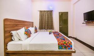 Postel nebo postele na pokoji v ubytování FabHotel Radha Residency