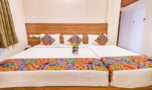 Postel nebo postele na pokoji v ubytování FabHotel Radha Residency