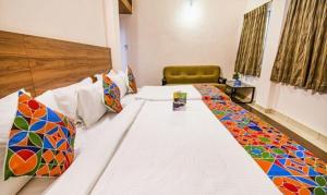Postel nebo postele na pokoji v ubytování FabHotel Radha Residency