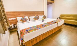 Postel nebo postele na pokoji v ubytování FabHotel Radha Residency