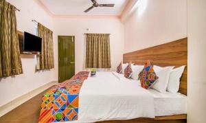 een slaapkamer met een groot bed in een kamer bij FabHotel Radha Residency in Pondicherry