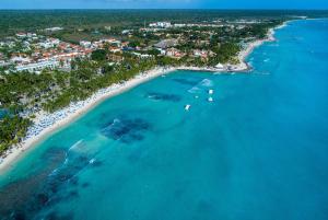 eine Luftansicht auf einen Strand mit Booten im Wasser in der Unterkunft Viva Dominicus Beach by Wyndham, A Trademark All Inclusive in Bayahibe