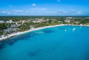 eine Luftansicht auf einen Strand mit Booten im Wasser in der Unterkunft Viva Dominicus Beach by Wyndham, A Trademark All Inclusive in Bayahibe