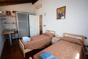 a hotel room with two beds and a desk at Casa Elti - Shanti and Jay apartments in Venice-Lido
