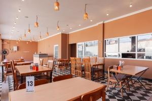 Restaurace v ubytování RedDoorz Syariah near Lemahabang Station + 12 fotografií