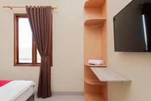 TV a/nebo společenská místnost v ubytování RedDoorz Syariah near Lemahabang Station
