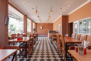 Restaurace v ubytování RedDoorz Syariah near Lemahabang Station