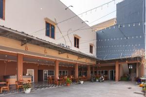 Gallery image of RedDoorz Syariah near Lemahabang Station in Glonggong