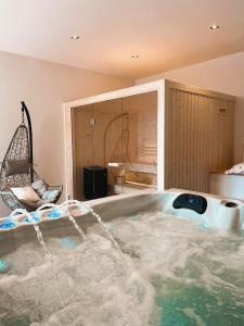 Whirlpool-Badewanne im Zimmer mit in der Unterkunft Bulles en Beaujolais in Fleurie