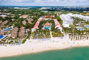uma vista aérea do resort e da praia em Viva Azteca by Wyndham, A Trademark All Inclusive Resort em Playa del Carmen