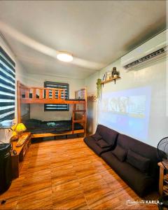 sala de estar con sofá y literas en Cabinscape - Albay en Malilipot