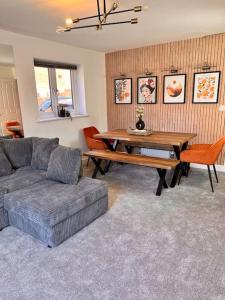 uma sala de estar com um sofá e uma mesa em Luxury Newly Renovated House 