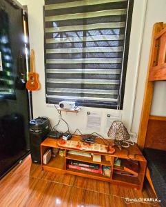una mesa frente a una ventana en una habitación en Cabinscape - Albay en Malilipot