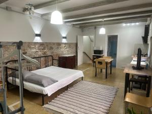a bedroom with a bunk bed and a desk at NOTARIA-Apartamento y Estudio en casco antiguo, al lado de playa, Rambla y Monasterio, con acceso a terraza ajardinada in Sant Feliu de Guixols