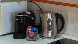 une cafetière et une cafetière sur un comptoir de cuisine dans l'établissement House Dogana, à Peschiera del Garda