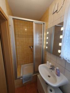 a bathroom with a sink and a shower at Meereswoge in Bansin +8 photos