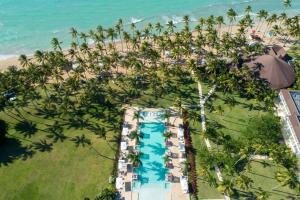 - une vue de tête sur un complexe avec piscine et plage dans l'établissement Viva V Samana by Wyndham, A Trademark Adults All Inclusive, à Las Terrenas