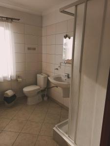 a bathroom with a toilet and a sink at Pokoje Gościnne Kropka in Tarnowskie Góry